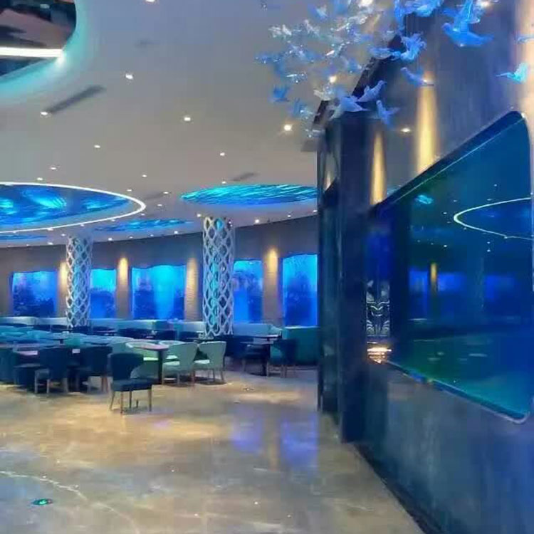 Restauracja z motywem akrylowego oceanu